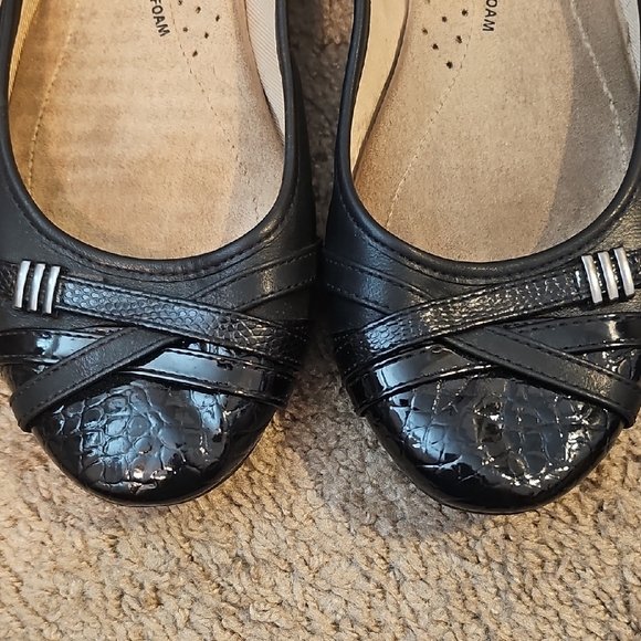 Time and Tru Women's Elegant Black Flats - Picture 4 of 5